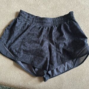 Lululemon Hotty Hot 4” Shorts - Size 8 - black leopard